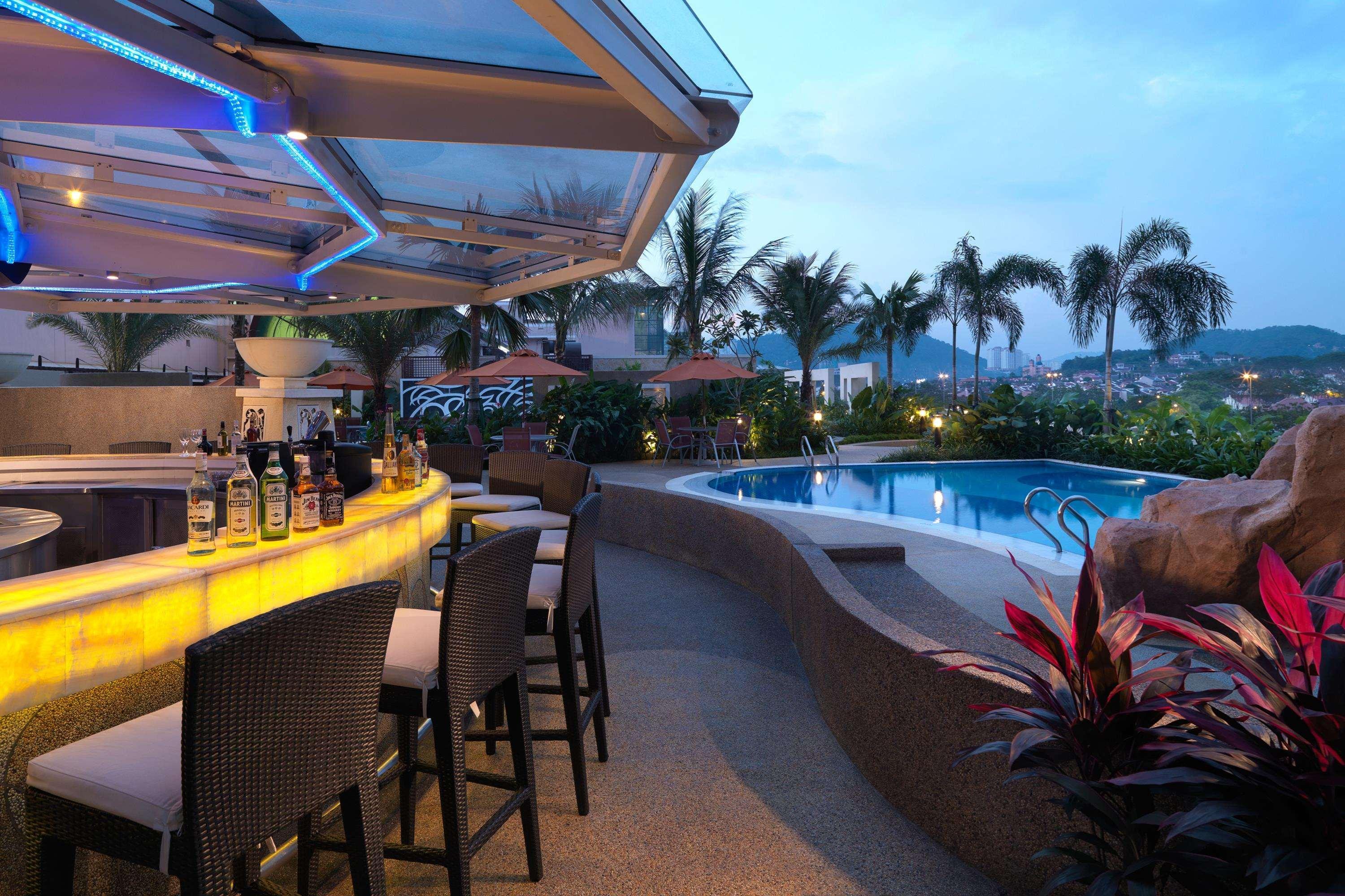 One World Hotel Petaling Jaya Eksteriør bilde The swimming pool at the hotel