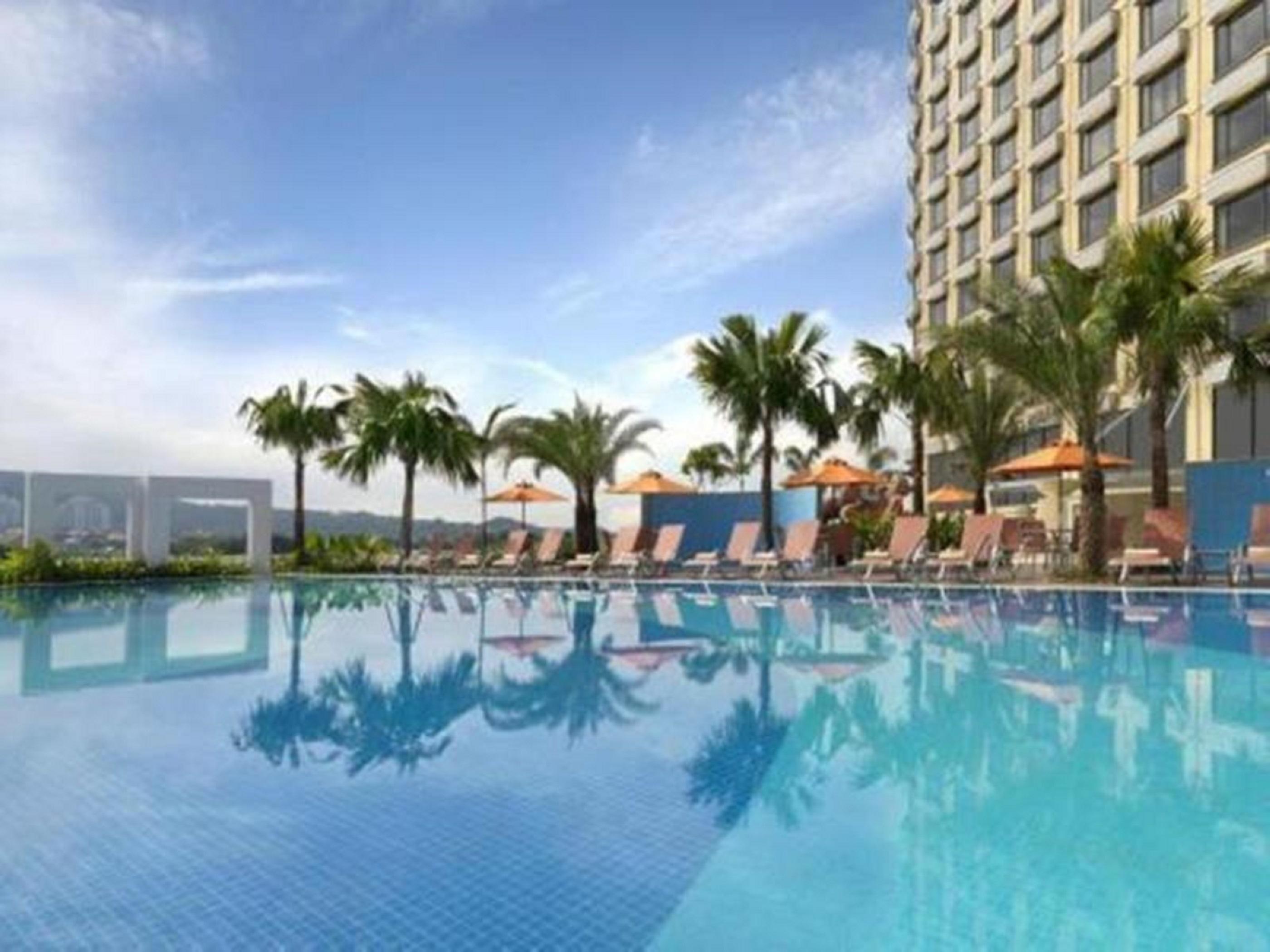 One World Hotel Petaling Jaya Eksteriør bilde The swimming pool at the hotel