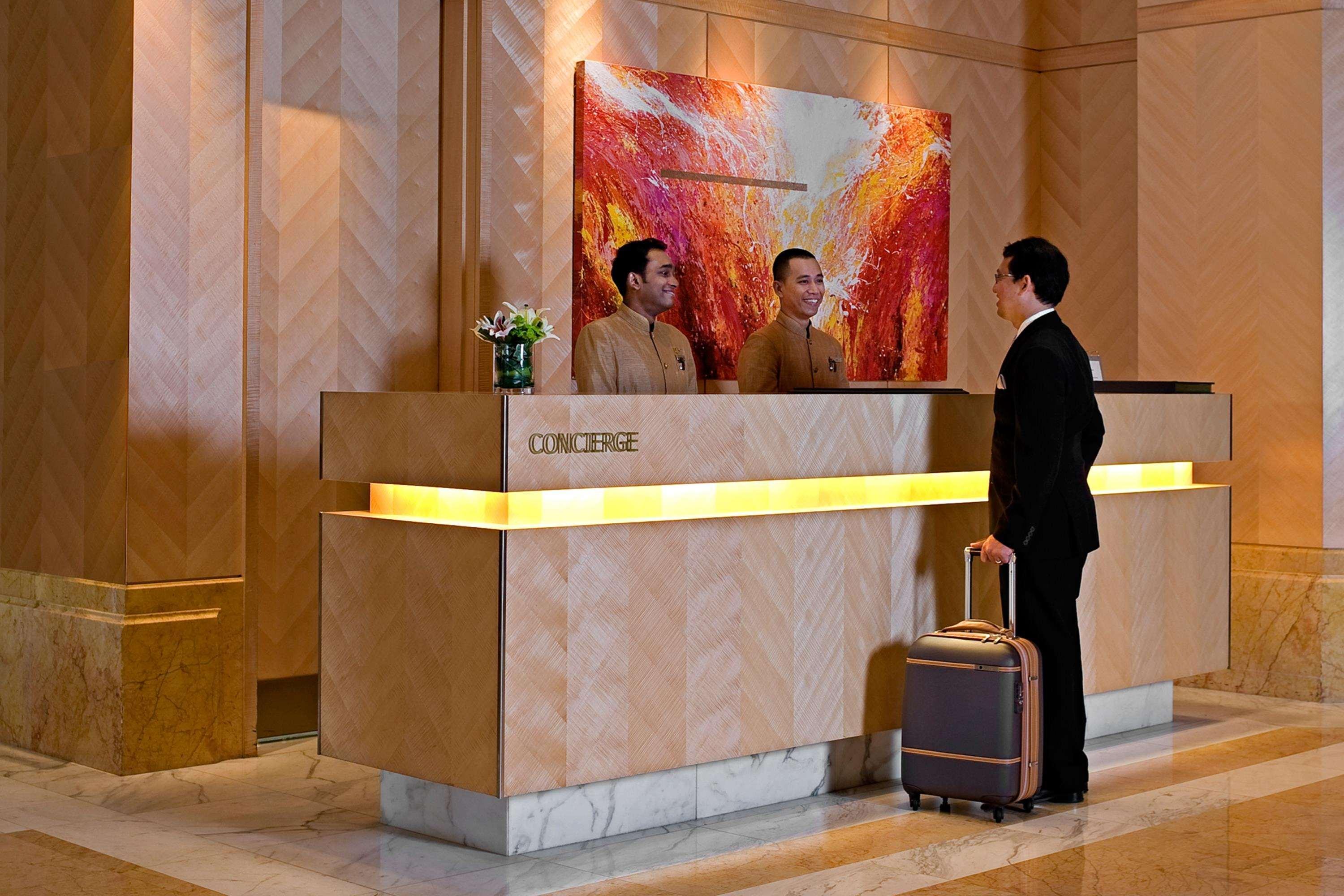 One World Hotel Petaling Jaya Eksteriør bilde A hotel concierge