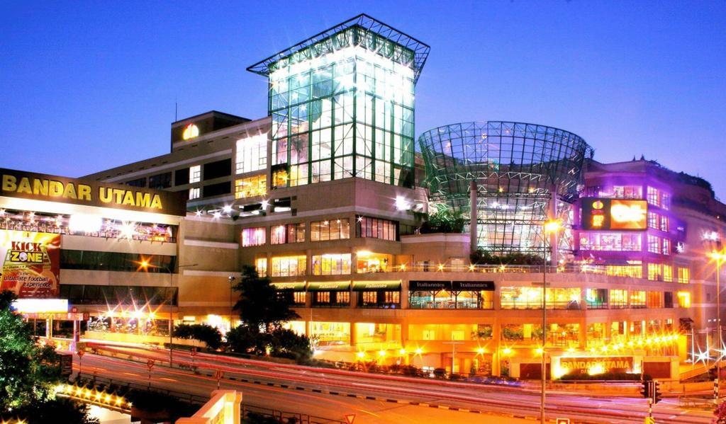 One World Hotel Petaling Jaya Eksteriør bilde The mall at night